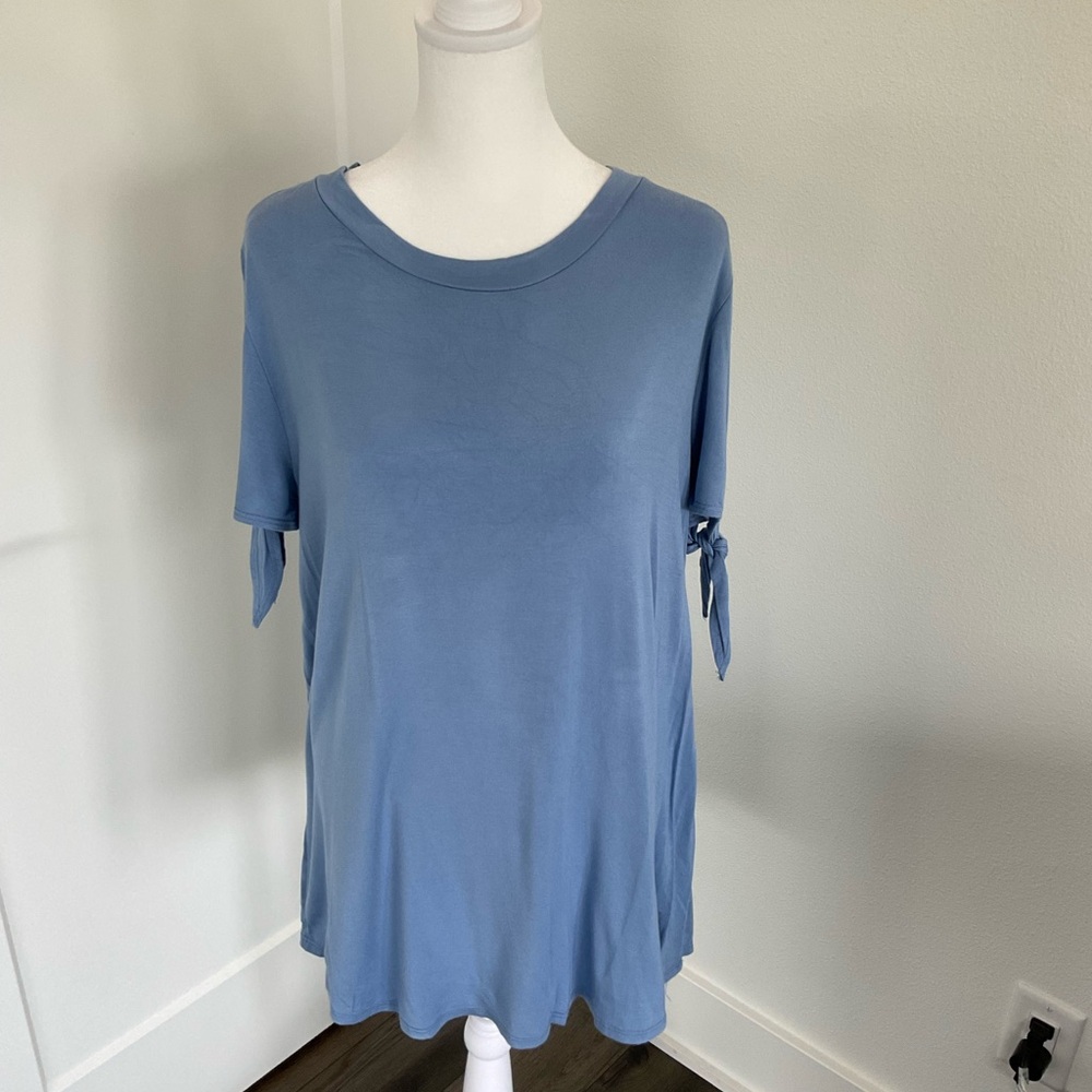 e. Lüna Soft Blue Short Sleeve Top with Side Ties – Size Large